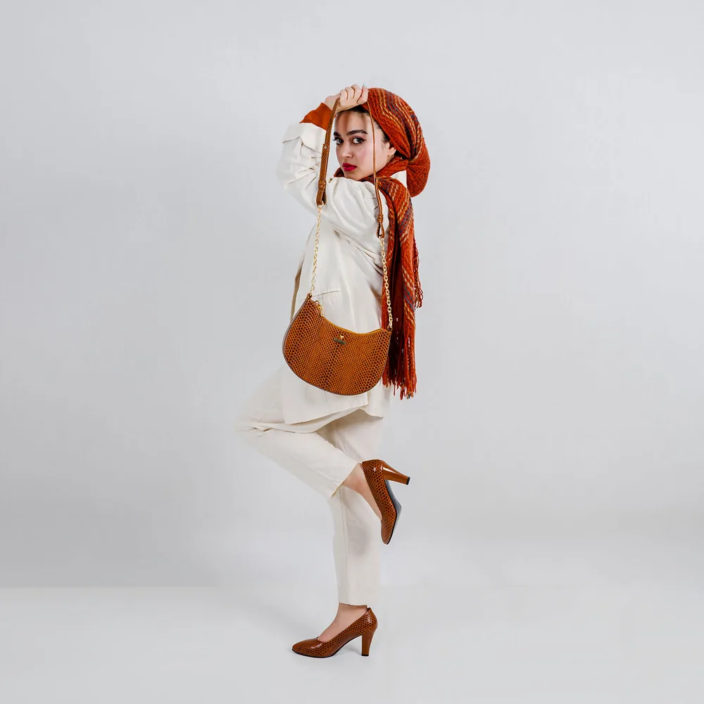 کیف دوشی زنانه مدل دلسا کد077-MRV چرم یلسان — تصویر ۱۰