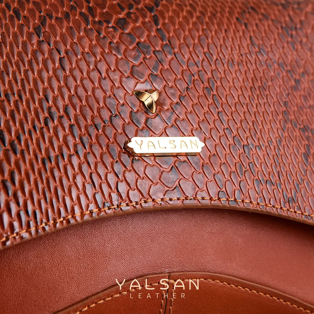 کیف دوشی زنانه مدل آیریا کد 124-MRV چرم یلسان — تصویر ۳