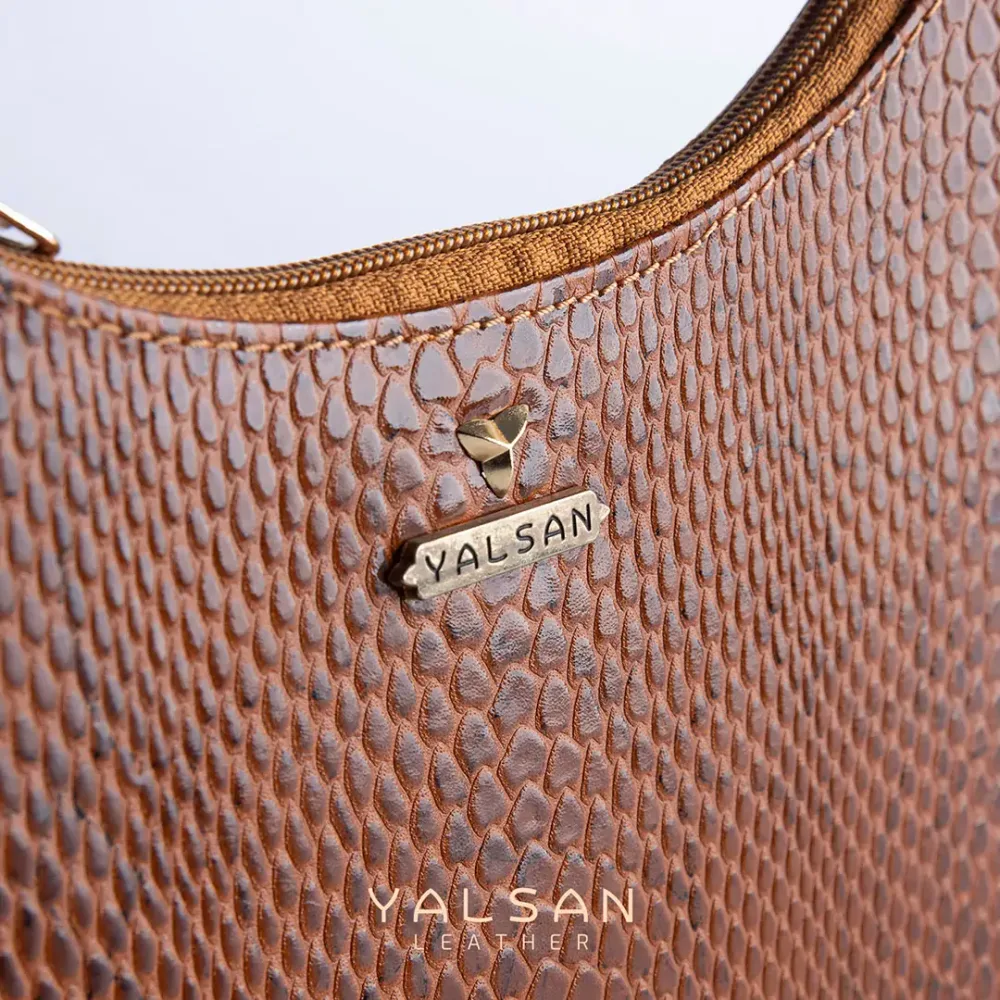 کیف دوشی زنانه مدل دلسا کد077-MRV چرم یلسان — تصویر ۲۲