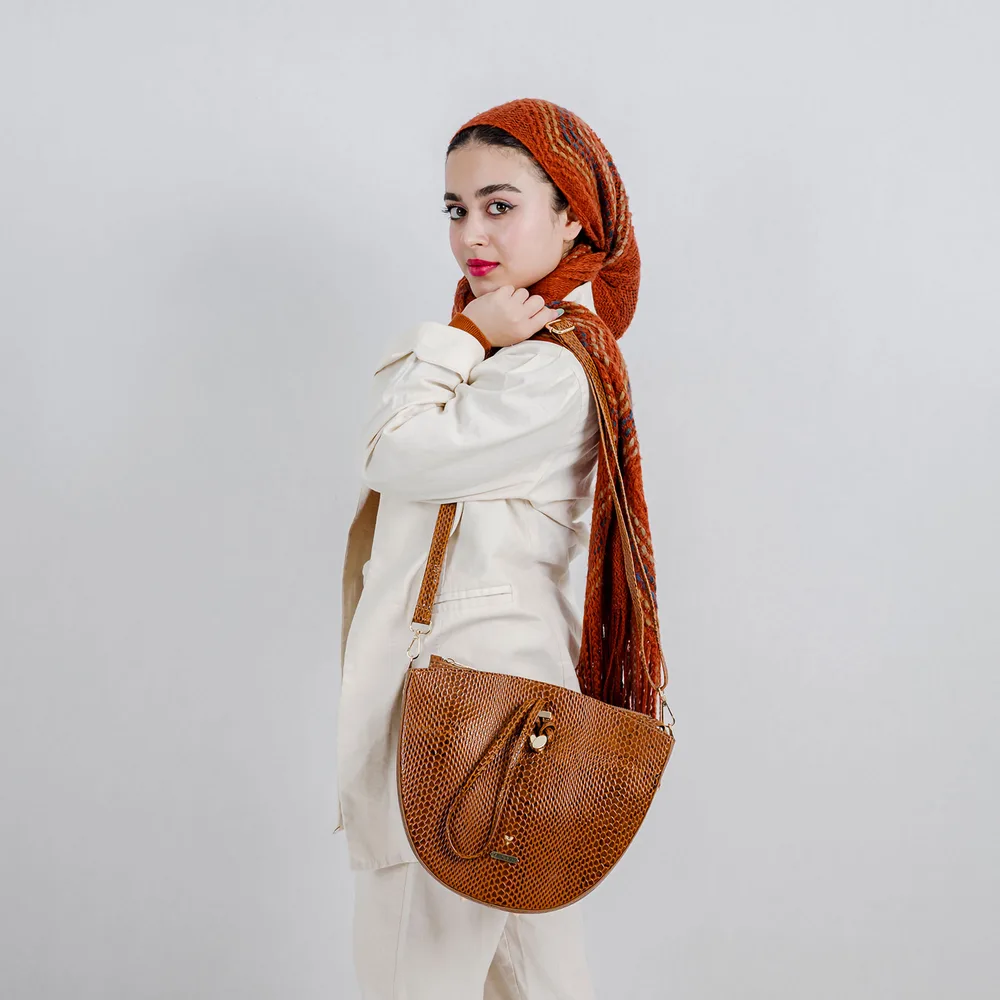 کیف دوشی و دستي زنانه مدل گلوريا کد 089-MRV چرم یلسان — تصویر ۵