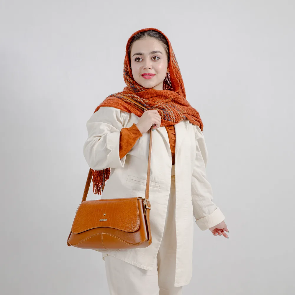 کیف دوشی زنانه مدل آیریا کد 124-PRM چرم یلسان — تصویر ۲۵